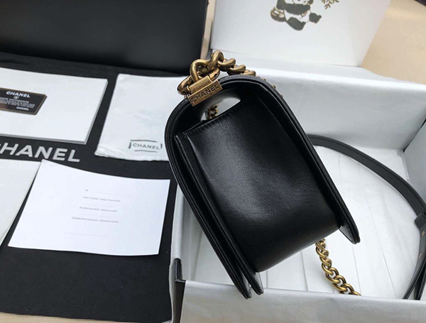 Chanel Boy Handbag Black Gold sử dụng chất liệu da dê nguyên bản như chính hãng, được sản xuất thủ công, chuẩn 99% như chính hãng