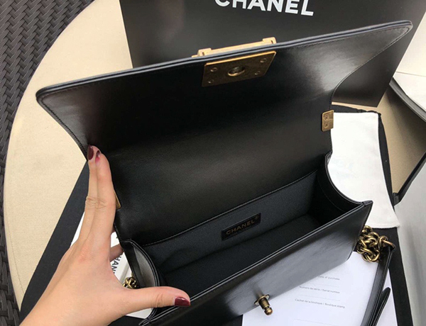 Chanel Boy Handbag Black Gold sử dụng chất liệu da dê nguyên bản như chính hãng, được sản xuất thủ công, chuẩn 99% như chính hãng