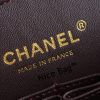 Chanel Classic Flap Bag Medium Black Gold sử dụng chất liệu da cừu nguyên bản như chính hãng, da công hoàn toàn bằng thủ công, chuẩn 99% so với chính hãng
