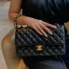 Chanel Classic Flap Bag Medium Black Gold sử dụng chất liệu da cừu nguyên bản như chính hãng, da công hoàn toàn bằng thủ công, chuẩn 99% so với chính hãng