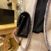 Chanel Classic Flap Bag sử dụng chất liệu da nguyên bản da cừu như chính hãng, sản xuất bằng thủ công, chuẩn 99% so với chính hãng