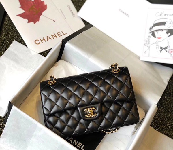 Chanel Classic Flap Bag sử dụng chất liệu da nguyên bản da cừu như chính hãng, sản xuất bằng thủ công, chuẩn 99% so với chính hãng