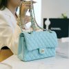 Chanel Classic Flap Bag Blue sử dụng chất liệu da cừu nguyên bản như chính hãng, sản xuất hoàn toàn bằng thủ công chuẩn 99%