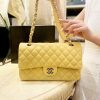 Chanel Classic Flap Bag Yellow sử dụng chất liệu da cừu nguyên bản như chính hãng, sản xuất hoàn toàn bằng thủ công, chuẩn 99% so với chính hãng