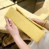 Chanel Classic Flap Bag Yellow sử dụng chất liệu da cừu nguyên bản như chính hãng, sản xuất hoàn toàn bằng thủ công, chuẩn 99% so với chính hãng