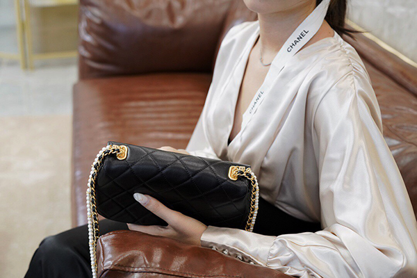 Chanel Flap Bag Calfskin Crystal Pearls & Gold-Tone Metal black sử dụng chất liệu da bê nguyên bản với chính hãng, sản xuất hoàn toàn bằng thủ công, chất lượng tốt nhất, chuẩn 99% với chính hãng