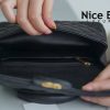 Chanel Mini Flap Bag Black Gold sử dụng chất liệu da dê nguyên bản, được sản xuất hoàn toàn bằng thủ công, chuẩn 99% so với chính hãng