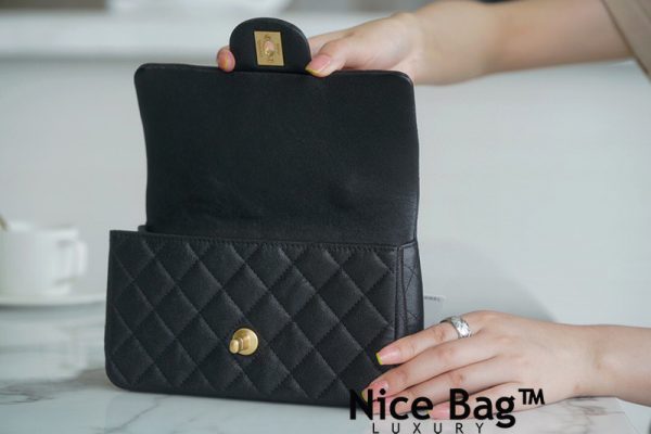Chanel Mini Flap Bag Black Gold sử dụng chất liệu da dê nguyên bản, được sản xuất hoàn toàn bằng thủ công, chuẩn 99% so với chính hãng
