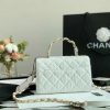 Chanel Mini Flap Bag With Top Handle White sử dụng chất liệu da dê nguyên bản, sản xuất hoàn toàn bằng thủ công chuẩn 99%