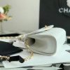 Chanel Mini Flap Bag With Top Handle White sử dụng chất liệu da dê nguyên bản, sản xuất hoàn toàn bằng thủ công chuẩn 99%