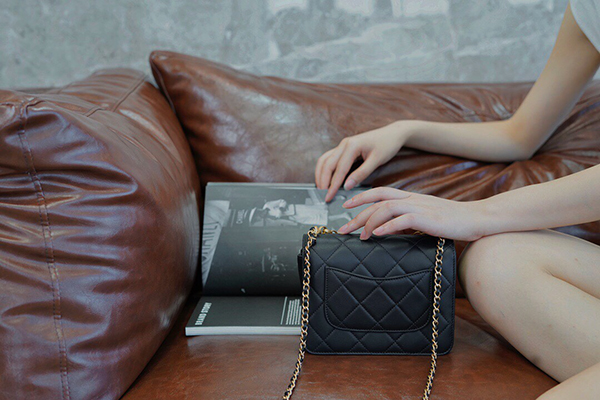 Chanel Small Flap Bag Black sử dụng chất liệu da bê nguyên bản như chính hãng, được sản xuất hoàn toàn bằng thủ công, chuẩn 99% cam kết chất lượng tốt nhất