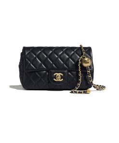 Chanel Flap Bag Lambskin Gold Tone Metal Black sử dụng chất liệu da cừu nguyên bản, sản xuất hoàn toàn bằng thủ công, chuẩn 99%