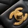 Chanel Flap Bag Lambskin Gold Tone Metal Black sử dụng chất liệu da cừu nguyên bản, sản xuất hoàn toàn bằng thủ công, chuẩn 99%