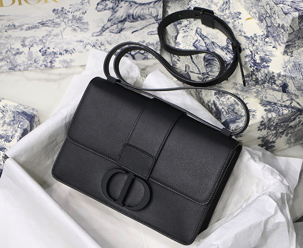 Dior 30 Montaigne Box Bag Full Black sử dụng chất liệu hoàn toàn bằng da bê nguyên bản như chính hãng, chuẩn 99% full box và phụ kiện