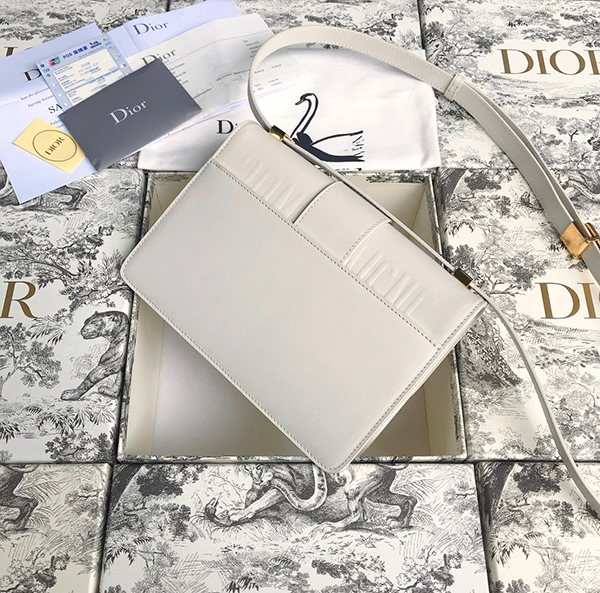 Dior 30 Montaigne Box Bag White sử dụng chất liệu da bê nguyên bản như chính hãng, chuẩn 99% so với chính hãng
