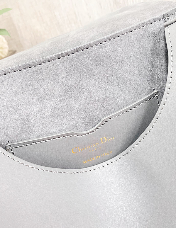 Dior Bobby Bag Black Gray sử dụng chất liệu da bê nguyên bản như chính hãng, chuẩn 99% full box và phụ kiện