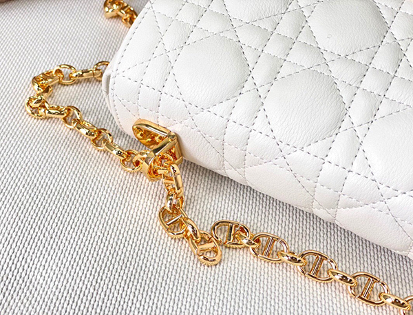 Dior Medium Caro Bag White sử dụng chất liệu da bê nguyên bản như chính hãng, chuẩn 99% cam kết chất lượng tốt nhất