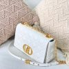 Dior Medium Caro Bag White sử dụng chất liệu da bê nguyên bản như chính hãng, chuẩn 99% cam kết chất lượng tốt nhất