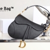 Dior Saddle Bag Black sử dụng chất liệu da dê nguyên bản như chính hãng, sản xuất hoàn toàn bằng thủ công, chất lượng tốt nhất hiện nay