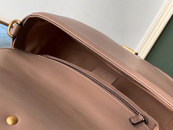 Gucci Marmont Small Top Handle Bag Dusty pink sử dụng chất liệu da bê nguyên bản như chính hãng, chuẩn 99% cam kết chất lượng tốt nhất hiện nay