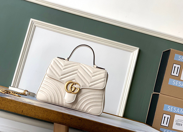 Gucci Marmont Small Top Handle Bag White sử dụng chất liệu da bê nguyên bản như chính hãng, chuẩn 99% cam kết chất lượng tốt nhất