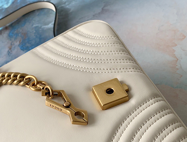 Gucci Marmont Small Top Handle Bag White sử dụng chất liệu da bê nguyên bản như chính hãng, chuẩn 99% cam kết chất lượng tốt nhất