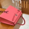 Hermes Kelly 25 Bag Light Pink sử dụng chất liệu chính hãng, sản xuất hoàn toàn bằng thủ công, chất lượng tốt nhất