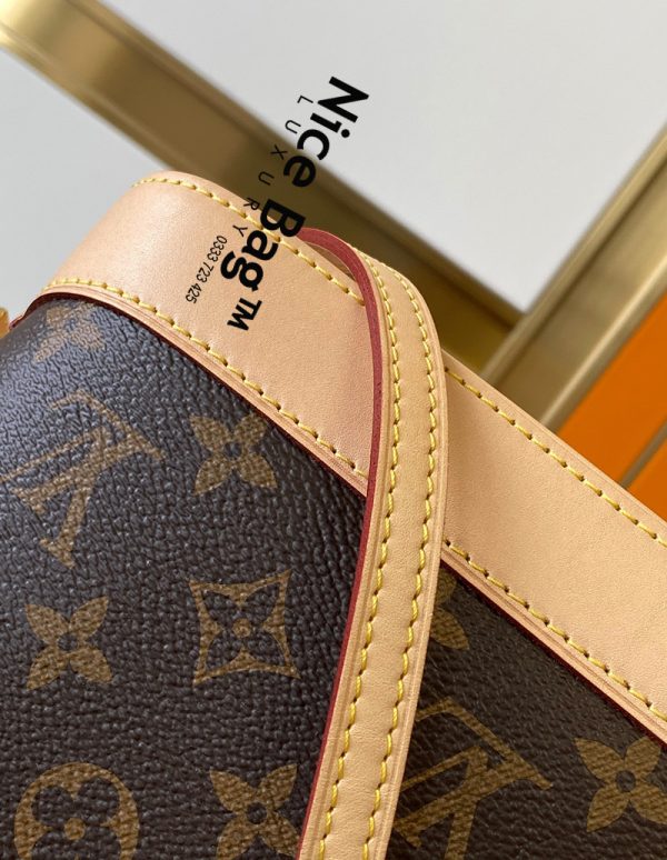 Louis Vuitton Alma BB Bag Pink sử dụng chất liệu da nguyên bản như chính hãng, sản xuất hoàn toàn bằng thủ công, chất lượng tốt nhất tương đương với chính hãng