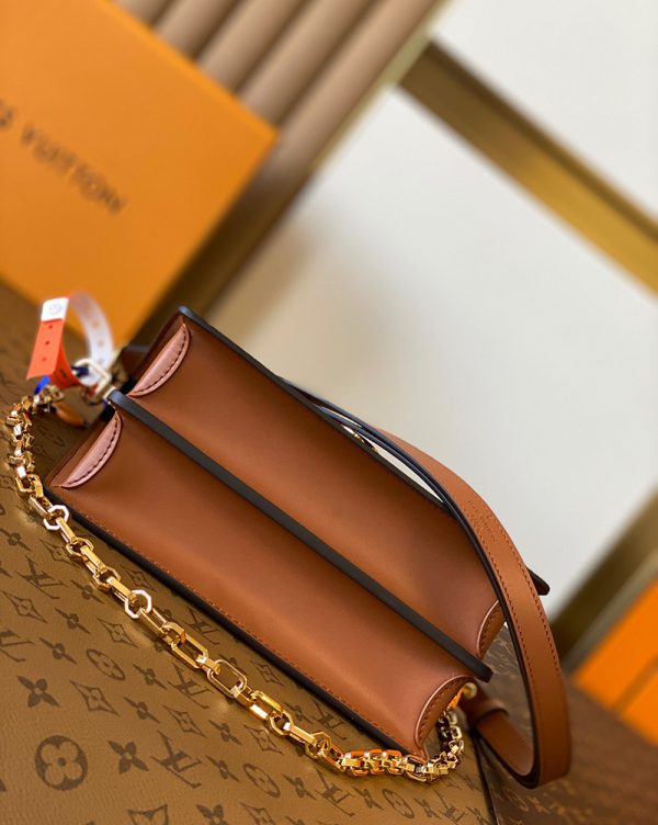 Louis Vuitton Dauphine MM Bag Monogram sử dụng chất liệu chính hãng, sản xuất hoàn toàn bằng thủ công, kim loại mạ vàng 24k, cam kết chất lượng tốt nhất
