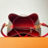 Louis Vuitton NéoNoé Bag Monogram Red sử dụng chất liệu da bê nguyên bản như chính hãng, sản xuất hoàn toàn bằng thủ công, chuẩn 99% chất lượng tốt nhất