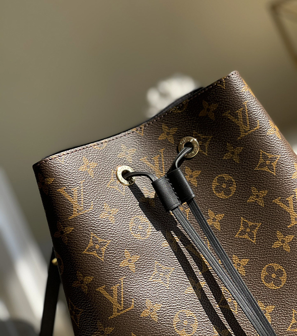 Louis Vuitton NéoNoé Bag Monogram black sử dụng chất liệu da bê nguyên bản như chính hãng, được sản xuất hoàn toàn bằng thủ công, chuẩn 99% chất lượng tốt nhất hiện nay