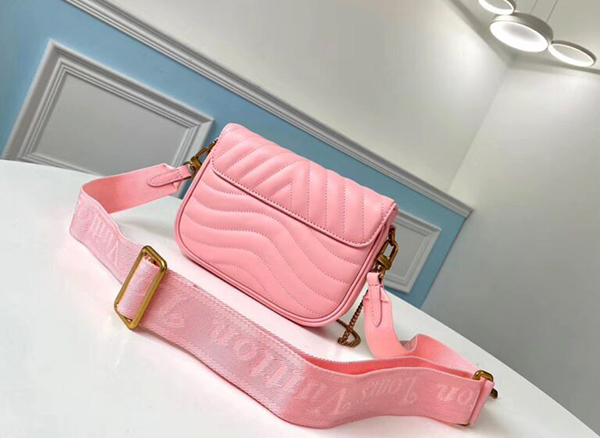 Louis Vuitton New Wave Multi Pochette Pink sử dụng chất liệu da bê nguyên bản như chính hãng, sản xuất hoàn toàn bằng thủ công, chuẩn 99%
