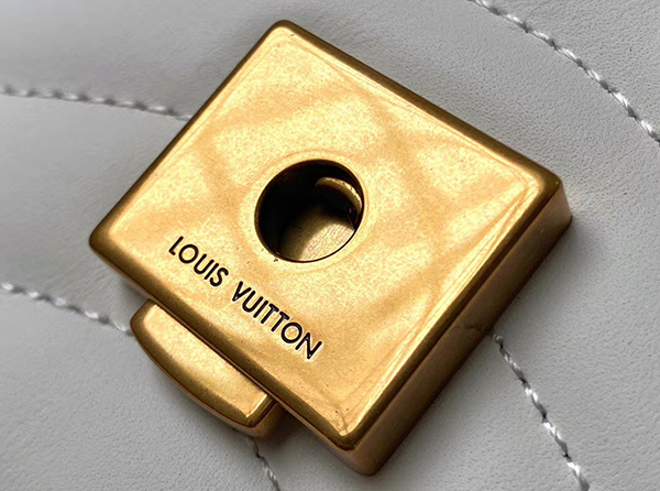 Louis Vuitton New Wave Multi Pochette White sử dụng chất liệu da bê nguyên bản như chính hãng, sản xuất hoàn toàn bằng thủ công , chuẩn 99% full box và phụ kiện