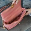 Chanel 19 Flap Bag Pink Sử dụng chất liệu da bê nguyên bản như chính hãng, gia công hoàn toàn bằng thủ công