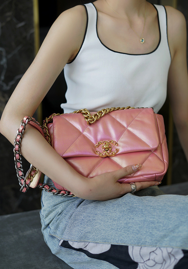 Chanel 19 Flap Bag Pink Sử dụng chất liệu da bê nguyên bản như chính hãng, gia công hoàn toàn bằng thủ công