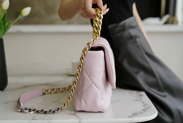 Chanel 19 Handbag Light Pink sử dụng chất liệu da bê nguyên bản, được da công bằng thủ công, chuẩn 99% so với chính hãng hãng