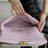 Chanel 19 Handbag Light Pink sử dụng chất liệu da bê nguyên bản, được da công bằng thủ công, chuẩn 99% so với chính hãng hãng