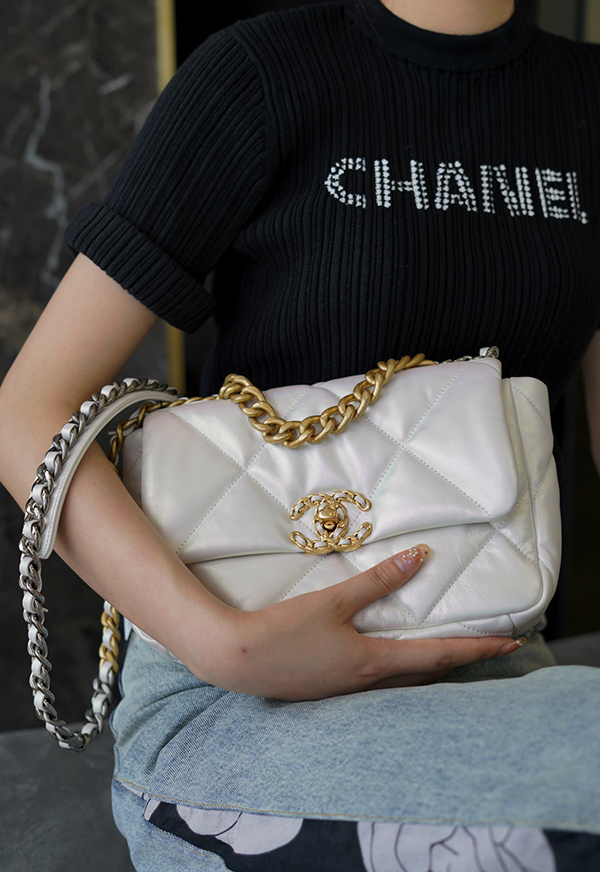 Chanel 19 Large Handbag White sử dụng chất liệu da bê nguyên bản chuẩn 99% chất lượng tốt nhất hiện nay