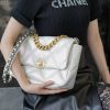 Chanel 19 Large Handbag White sử dụng chất liệu da bê nguyên bản chuẩn 99% chất lượng tốt nhất hiện nay