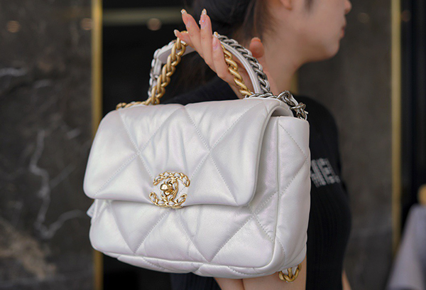 Chanel 19 Large Handbag White - Nice Bag™
