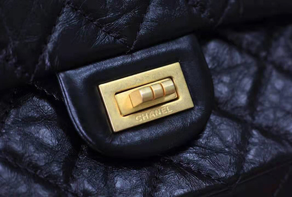 Chanel 2.55 Handbag black gold chất lượng like authentic sử dụng chất liệu da bê nguyên bản như chính hãng, được gia công hoàn toàn bằng thủ công