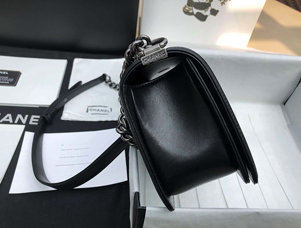 Chanel Boy Handbag Black chất lượng like authentic sử dụng chất liệu da dê nguyên bản như chính hãng, sản xuất hoàn toàn bằng thủ công, chuẩn 99% so với chính hãng