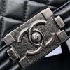 Chanel Boy Handbag Black chất lượng like authentic sử dụng chất liệu da dê nguyên bản như chính hãng, sản xuất hoàn toàn bằng thủ công, chuẩn 99% so với chính hãng