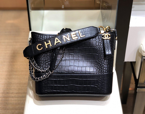 Chanel Gabrielle Hobo Bag Black God sử dụng chất liệu da bê dập vân cá sấu, sản xuất hoàn toàn bằng thủ công, chuẩn 99%