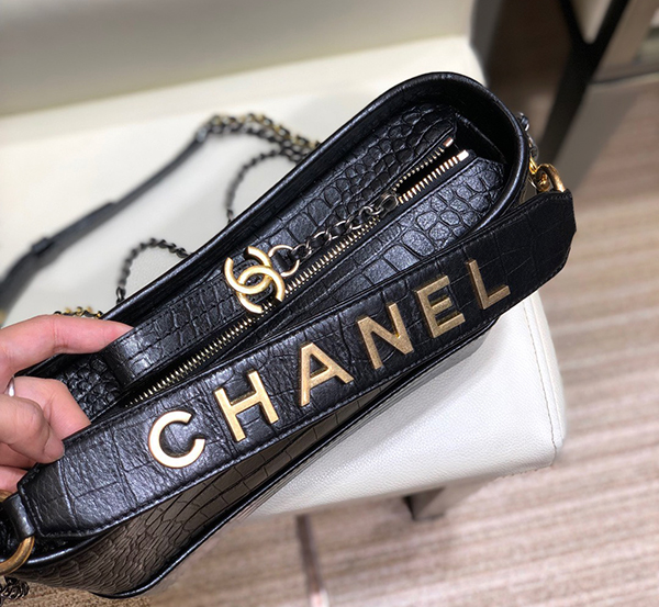 Chanel Gabrielle Hobo Bag Black God sử dụng chất liệu da bê dập vân cá sấu, sản xuất hoàn toàn bằng thủ công, chuẩn 99%