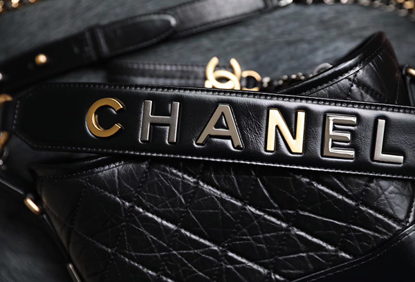 Chanel Gabrielle Mmall Hobo Black Bag sử dụng chất liệu da bê nguyên bản, sản xuất hoàn toàn bằng thủ công chuẩn 99%