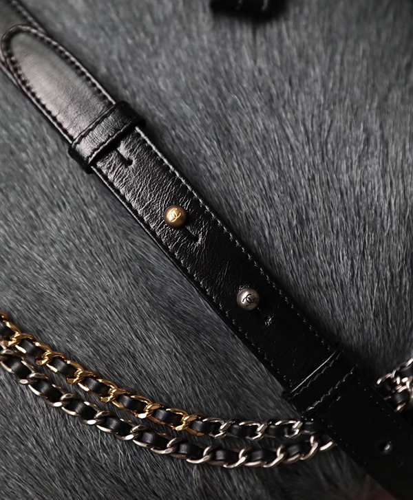 Chanel Gabrielle Mmall Hobo Black Bag sử dụng chất liệu da bê nguyên bản, sản xuất hoàn toàn bằng thủ công chuẩn 99%