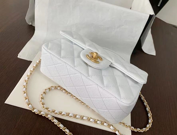 Chanel Mini Flap Bag White Gold sử dụng chất liệu da dê nguyên bản như chính hãng, được sản xuất thủ công, chuẩn 99% so với chính hãng