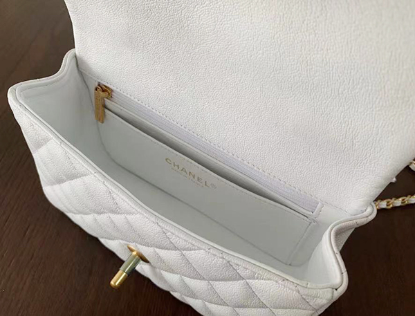 Chanel Mini Flap Bag White Gold sử dụng chất liệu da dê nguyên bản như chính hãng, được sản xuất thủ công, chuẩn 99% so với chính hãng