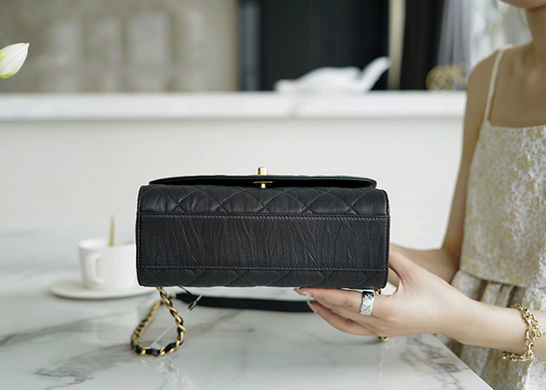Chanel Mini Flap Bag With Top Handle chất lượng like authentic sử dụng chất liệu da cừu nguyên bản như chính hãng, sản xuất hoàn toàn bằng thủ công
